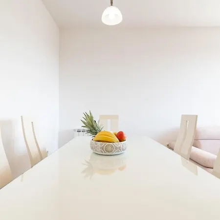 Sunny Apartment *