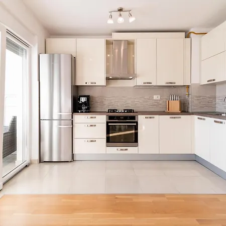 Sunny Apartment *